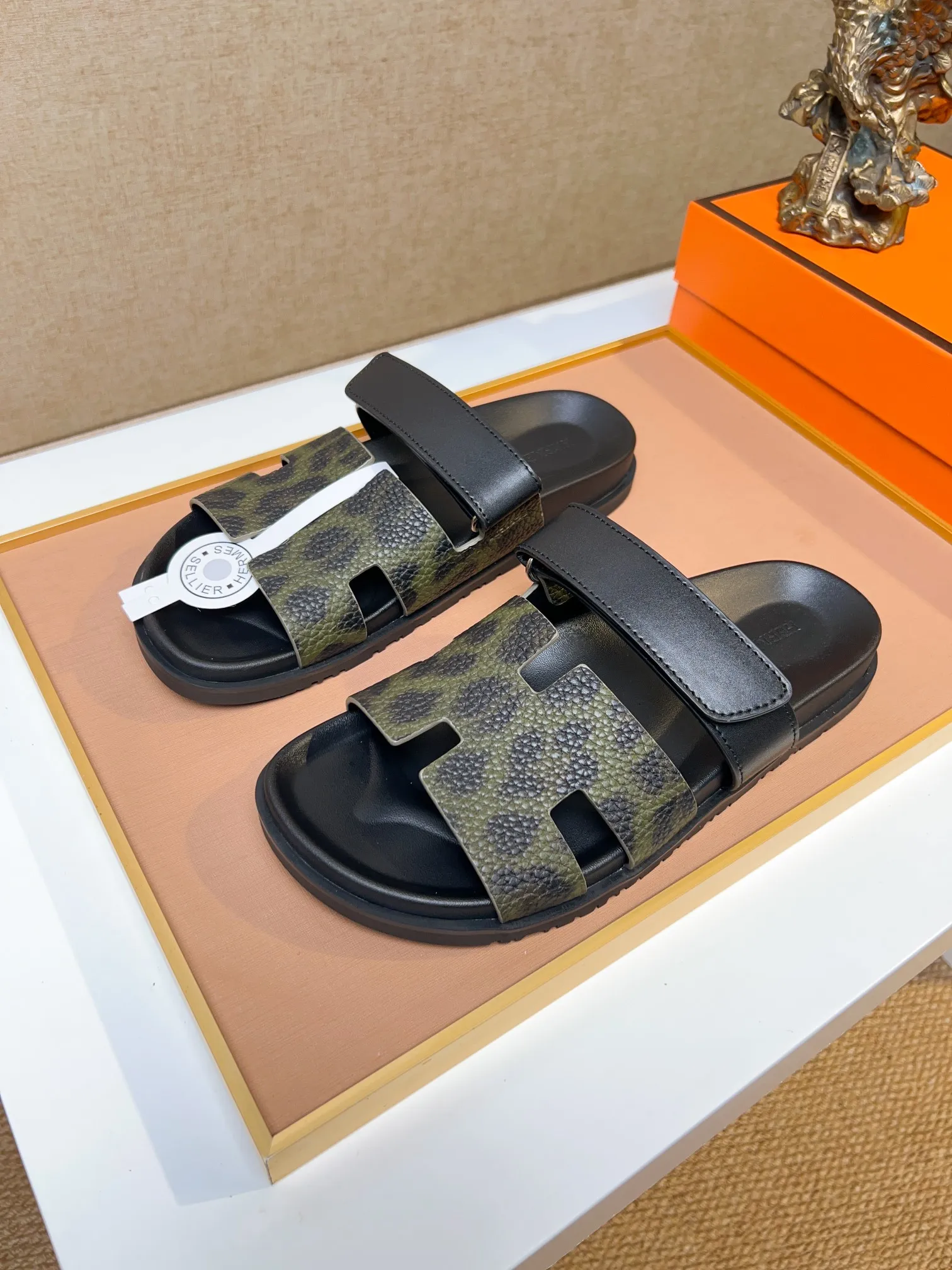 Men's clothing and shoes 💰340 💅💅💅 new arrival. Hermes Hermes official website latest counter synchronized new oran color leather H slippers, the original Paris version flew back to the original model and opened the mold to make it perfectly🍌The highest quality Sincerity, you can enter and leave the counter at will [Deyi] The upper is made of original customized  colored palm prints, crocodile print, ostrich print, colored cow leather, colored cow suede, 🤔 horse hair, 🥳 colored diamonds, 🥰 3D printing, and other genuine leather slippers, imported cow pattern foot pad lining, Italian  latest original genuine leather combination outsole Code number: 38-48 (customized at 46.47.48) Can be made into picture combination sole with genuine leather pattern and ordinary molded outsole